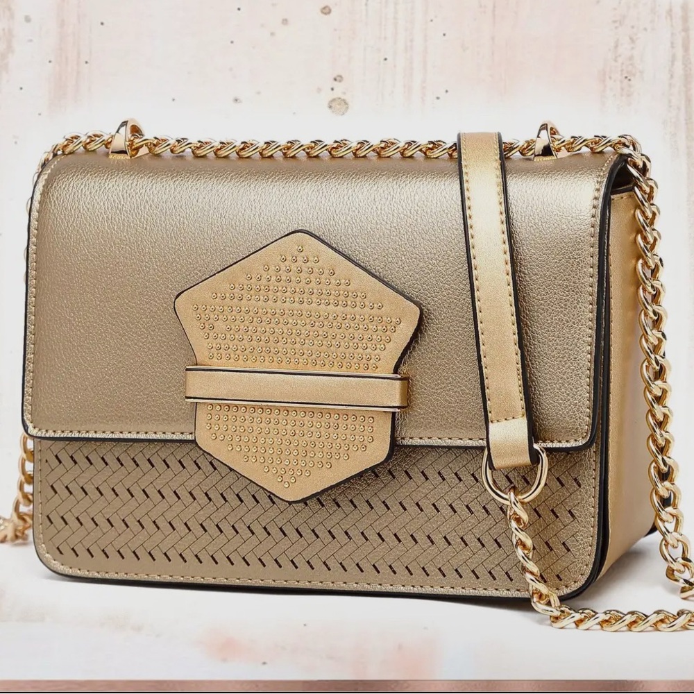 Chic Gold Crossbody Bag with Chain Strap